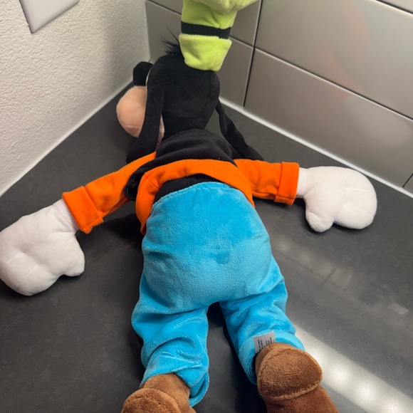 Disney ‘Goofy’ Plush - Picture 2 of 4